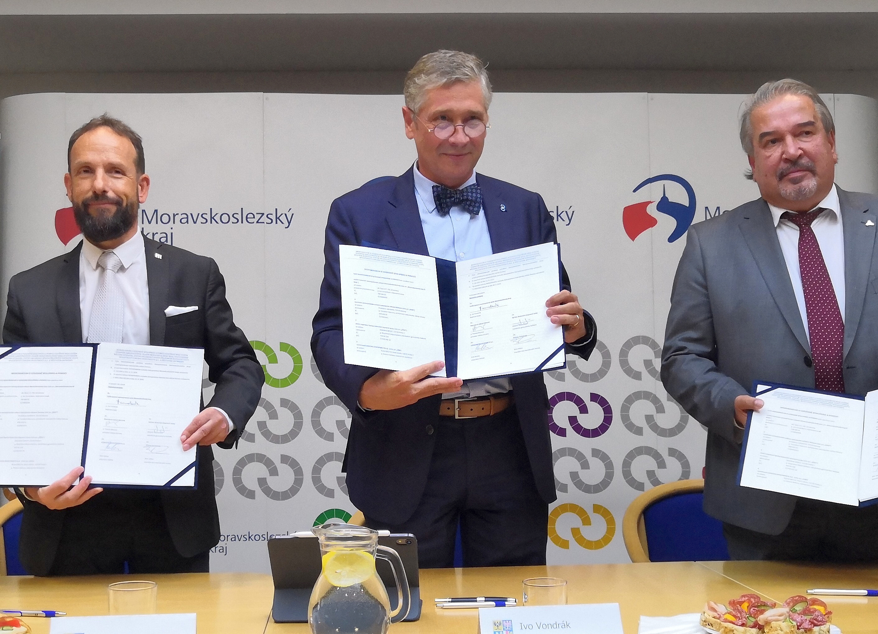 Primátor Tomáš Macura, hejtman Ivo Vondrák a manažer antverpského přístavu Wim Dillen s podepsaným memorandem. Foto: René Stejskal Primátor Tomáš Macura, hejtman Ivo Vondrák a manažer antverpského přístavu Wim Dillen s podepsaným memorandem. Foto: René Stejskal